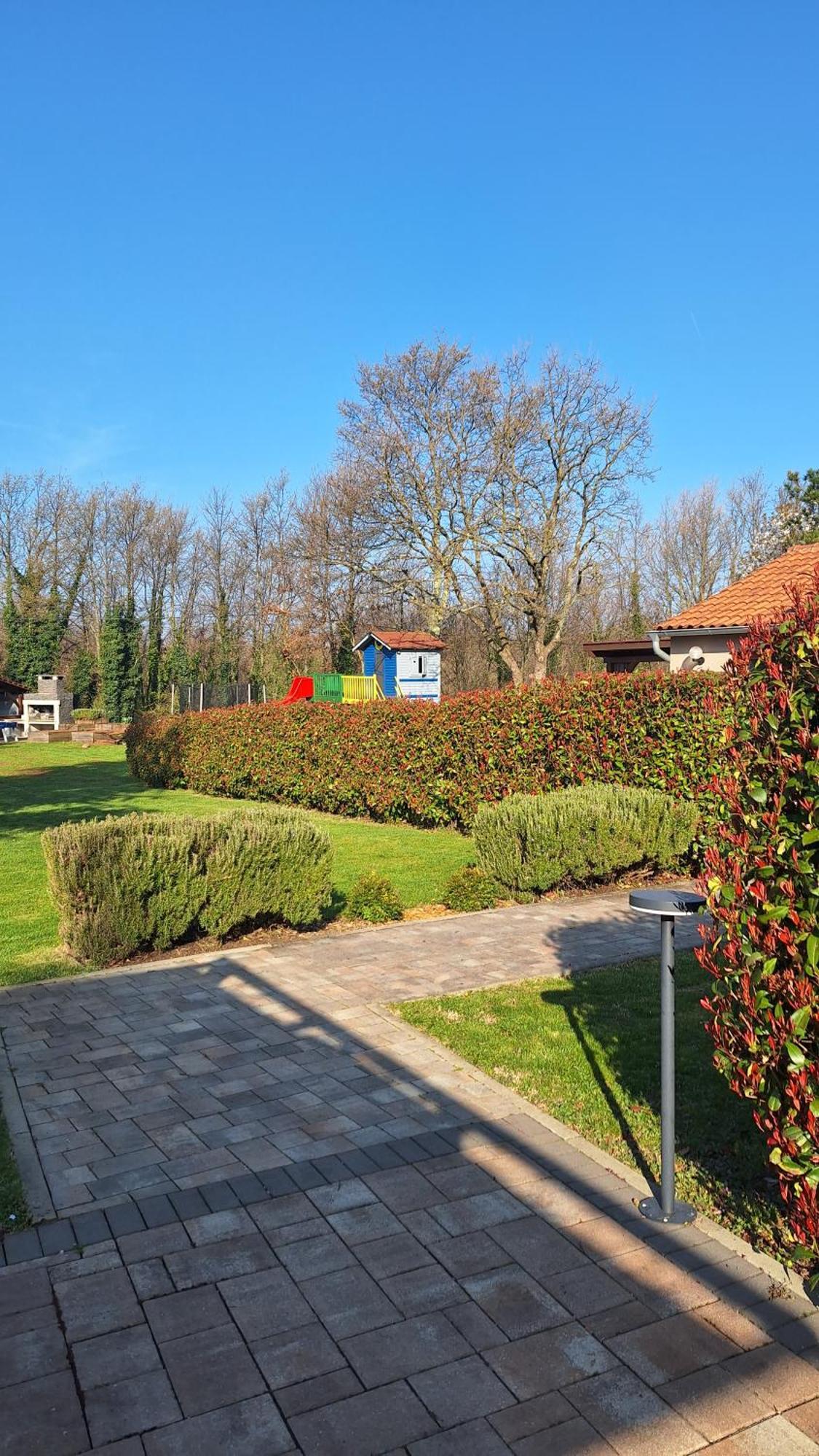 Guest House Flora Пазин Екстериор снимка
